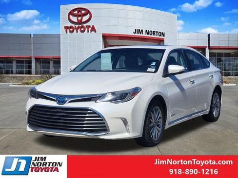 Used 2018 Toyota Avalon Limited image 3