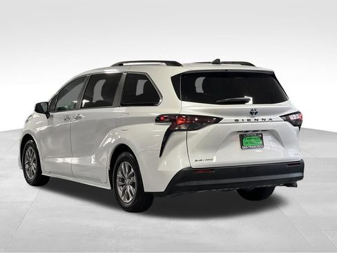 Used 2025 Toyota Sienna XLE w/ XLE Plus Package AWD/4WD image 3