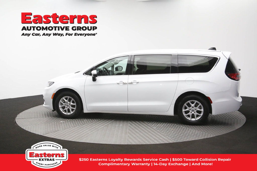 Used 2023 Chrysler Pacifica Touring-L FWD image 60