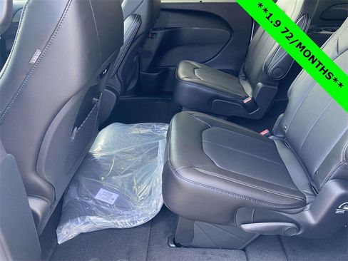 New 2026 Chrysler Pacifica Select image 40
