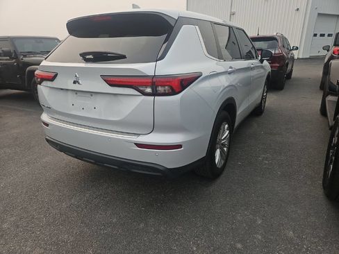Used 2022 Mitsubishi Outlander ES FWD image 2