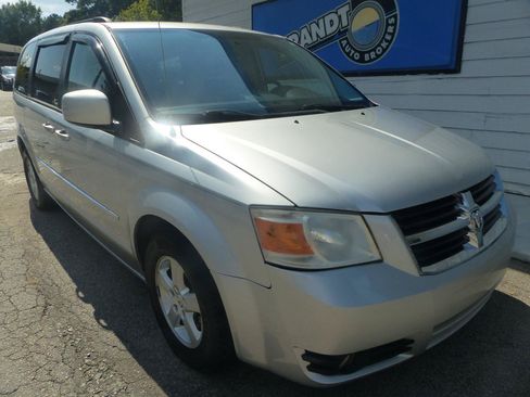 Used 2010 Dodge Grand Caravan SXT FWD image 4
