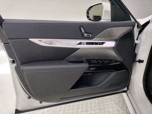 Used 2025 BMW i7 xDrive60 image 11