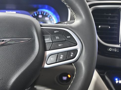 Used 2023 Chrysler Pacifica Touring-L FWD image 39