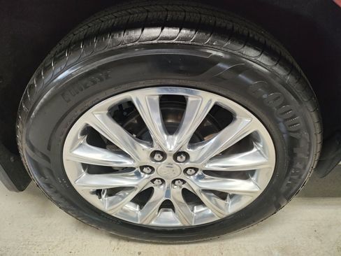 Used 2021 Buick Enclave Premium w/ Sun and Sites Package image 3