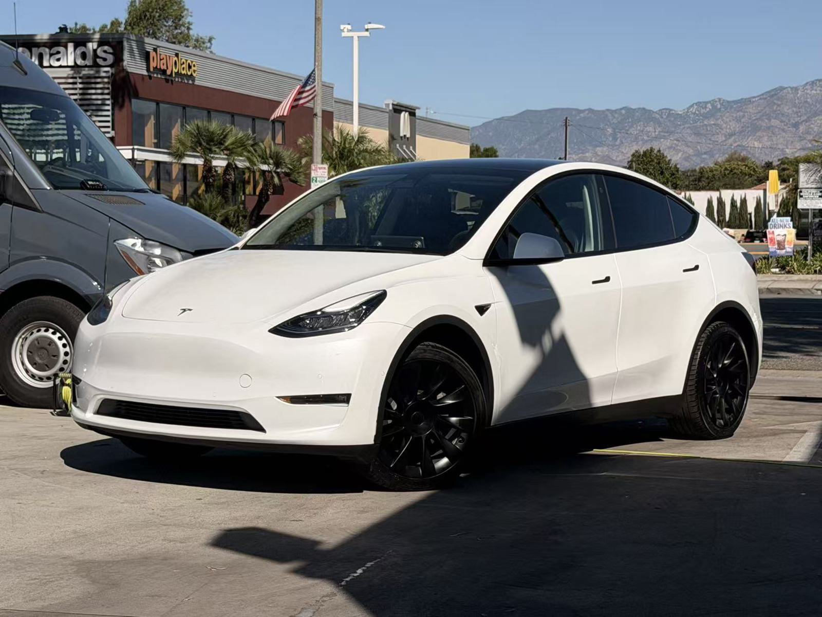 Used 2023 Tesla Model Y Long Range AWD/4WD image 2