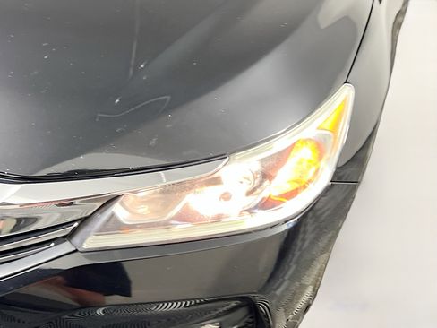 Used 2017 Honda Accord Sport image 11