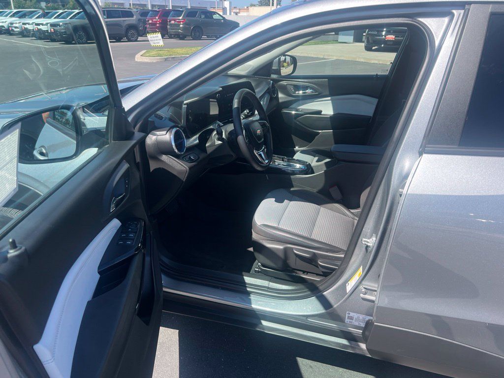 Used 2025 Chevrolet Trax LT w/ LT Convenience Package FWD image 17