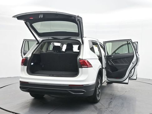 Used 2024 Volkswagen Tiguan SE image 45