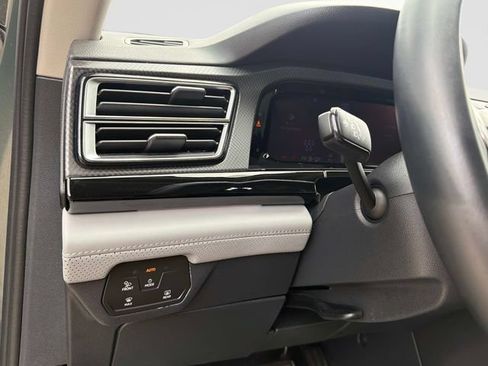 Used 2024 Volkswagen Atlas Peak Edition SEL AWD/4WD image 32