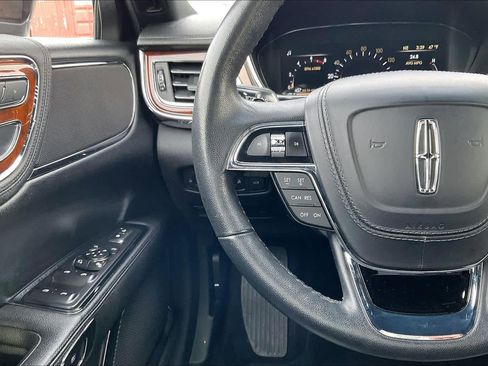 Used 2017 Lincoln Continental Premiere image 24