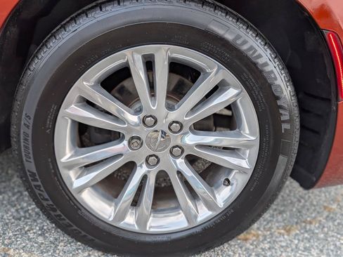 Used 2021 Chrysler 300 Touring L RWD image 3