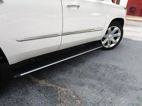 Used 2018 Cadillac Escalade Premium Luxury AWD/4WD image 32