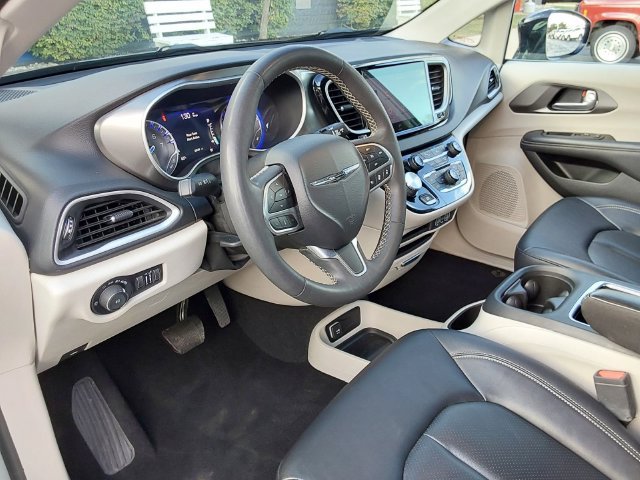 Used 2024 Chrysler Pacifica Touring-L FWD image 24