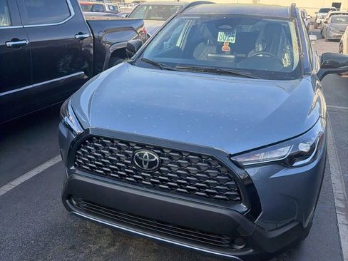 Used 2025 Toyota Corolla Cross LE image 3