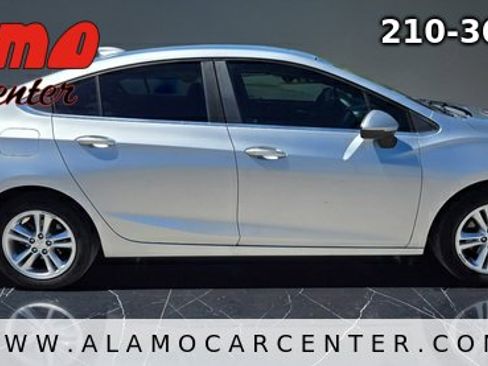 Used 2017 Chevrolet Cruze LT image 6