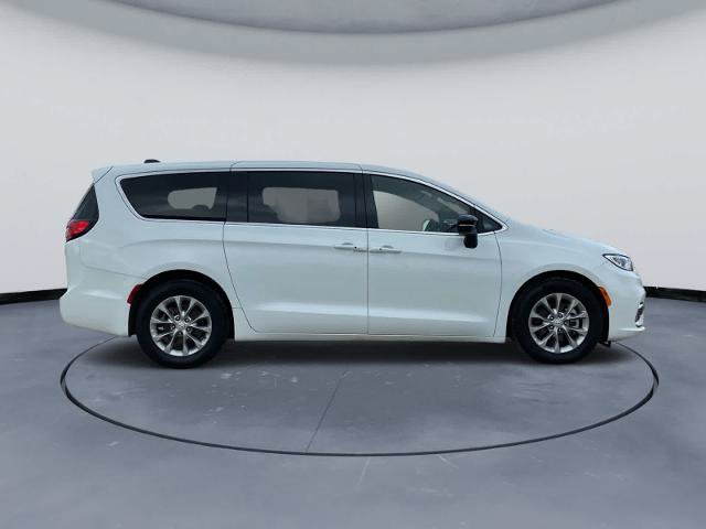 Used 2026 Chrysler Pacifica Limited FWD image 3