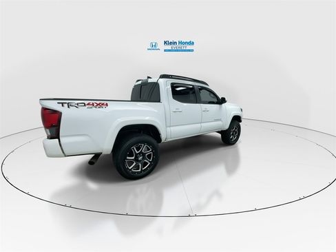 Used 2018 Toyota Tacoma TRD Sport image 2