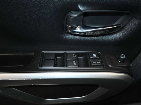 Used 2017 Nissan Titan SV AWD/4WD image 18