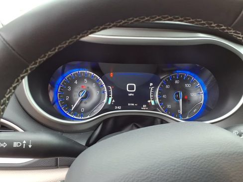 Used 2024 Chrysler Pacifica Touring-L FWD image 8
