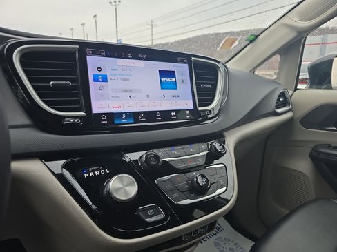 Used 2024 Chrysler Pacifica Touring-L image 26