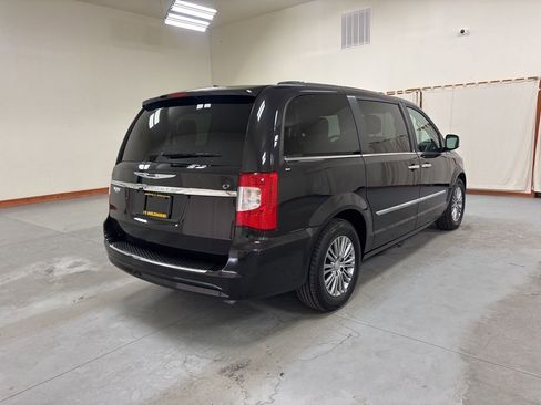 Used 2014 Chrysler Town & Country Touring-L w/ Driver Convenience Group FWD image 8