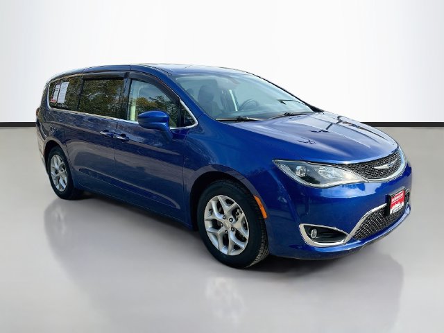 Used 2019 Chrysler Pacifica Touring Plus w/ Tire & Wheel Group FWD image 2