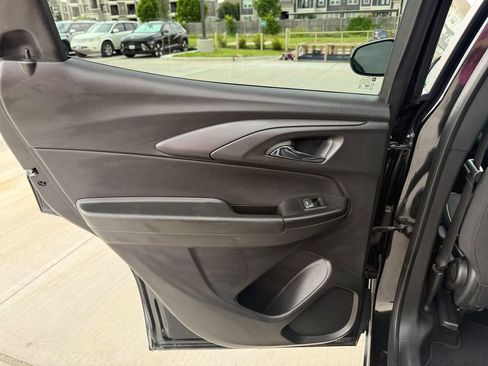 Used 2025 Chevrolet TrailBlazer LT FWD image 32