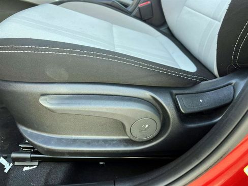 Used 2025 Hyundai Venue SEL FWD image 13