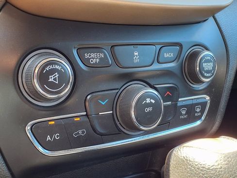Used 2018 Jeep Cherokee Latitude FWD image 18
