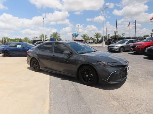 Used 2025 Toyota Camry SE w/ Convenience Package FWD image 6