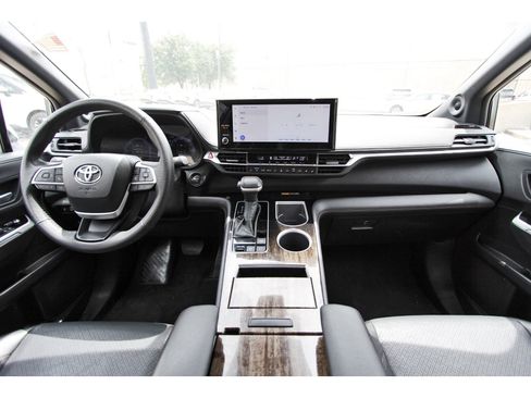 Used 2025 Toyota Sienna Limited AWD/4WD image 11