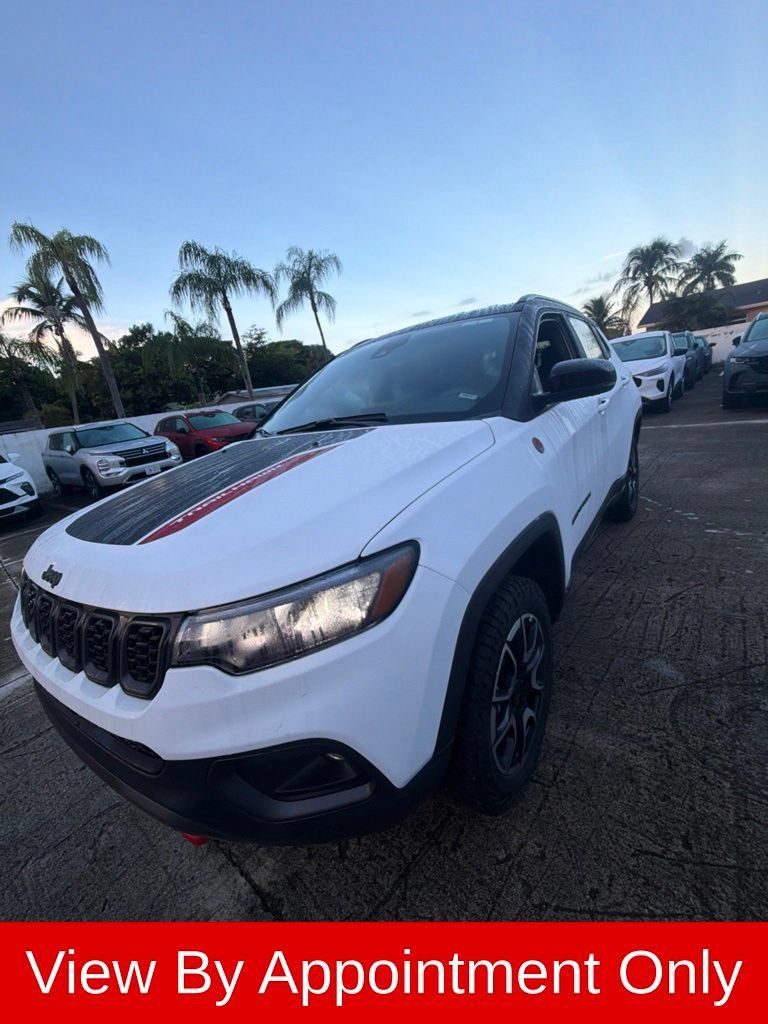 Used 2025 Jeep Compass Trailhawk AWD/4WD image 1
