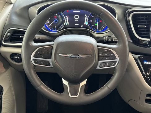 Used 2024 Chrysler Pacifica Touring-L FWD image 19