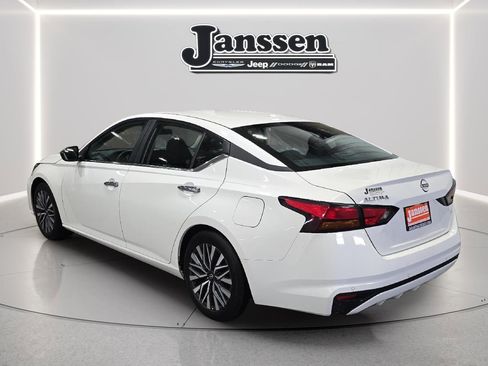 Used 2025 Nissan Altima 2.5 SV FWD image 3