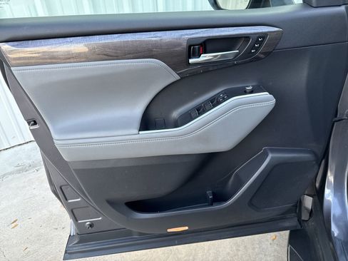 Used 2022 Toyota Highlander Platinum image 11