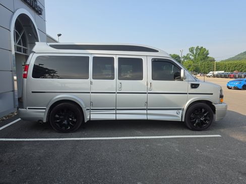 Used 2021 Chevrolet Express 2500 LS w/ Enhanced Convenience Package RWD image 2