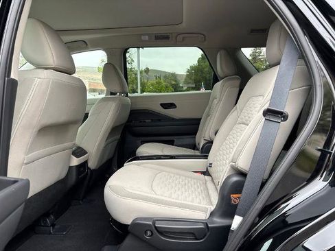 Certified 2024 Nissan Pathfinder SV w/ SV Premium Package FWD image 12