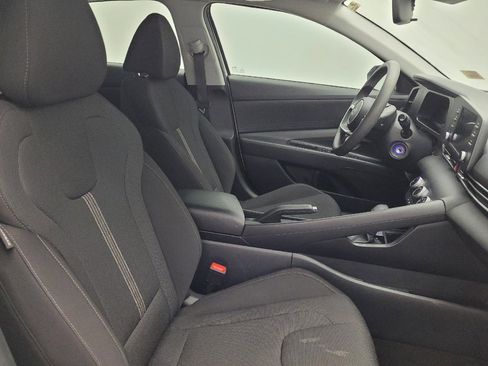 Used 2025 Hyundai Elantra SE image 21