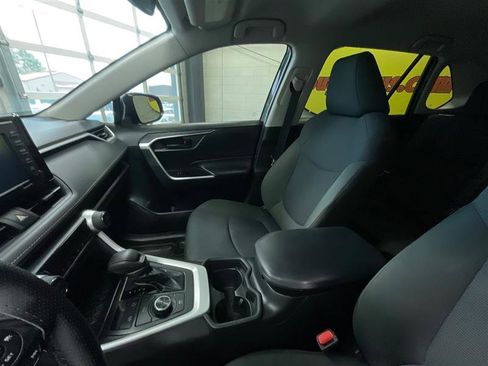 Used 2021 Toyota RAV4 LE AWD/4WD image 12