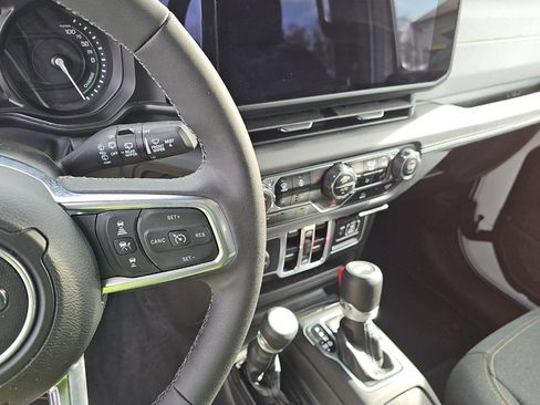 Used 2025 Jeep Wrangler Unlimited Sahara image 9