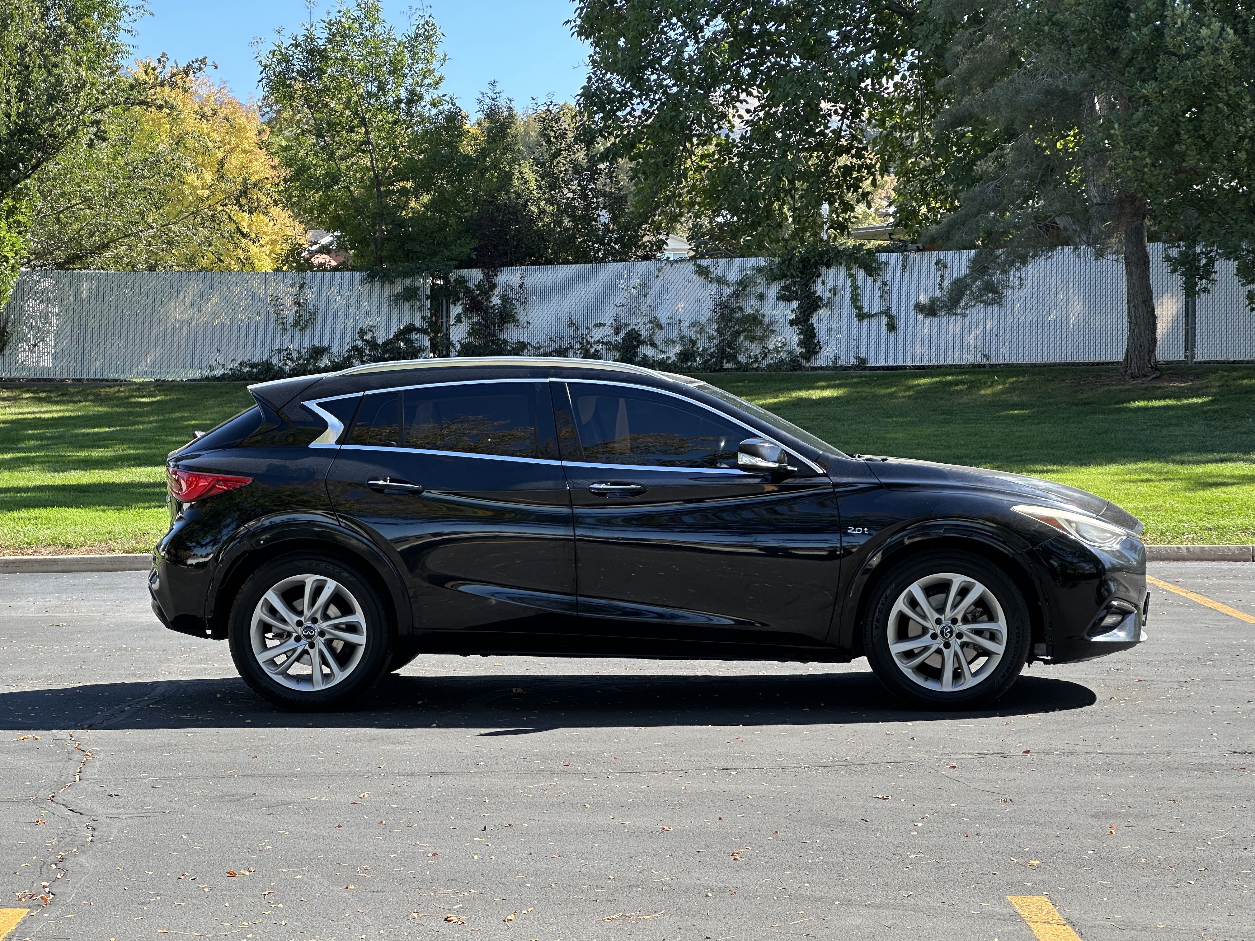 Used 2017 INFINITI QX30 Premium w/ Navigation Package FWD image 3