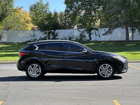 Used 2017 INFINITI QX30 Premium w/ Navigation Package FWD image 3