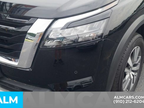 Used 2025 Nissan Pathfinder SL AWD/4WD image 12