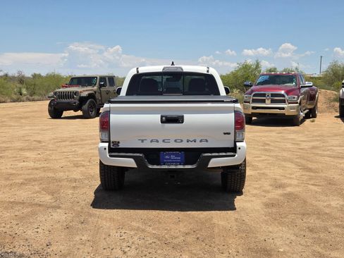 Used 2020 Toyota Tacoma TRD Sport w/ TRD Premium Sport Package AWD/4WD image 8