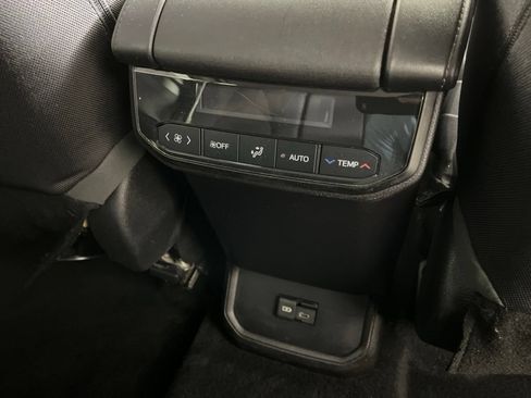 Used 2022 Toyota Highlander LE FWD image 11