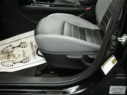 Used 2023 Nissan Kicks SR w/ SR Premium Package FWD image 11