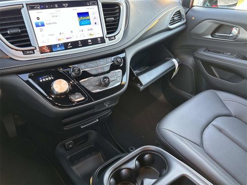 New 2026 Chrysler Pacifica Select image 17