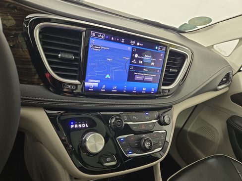 Used 2024 Chrysler Pacifica Limited FWD image 24