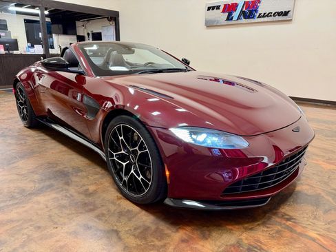 Used 2021 Aston Martin V8 Vantage Roadster image 3